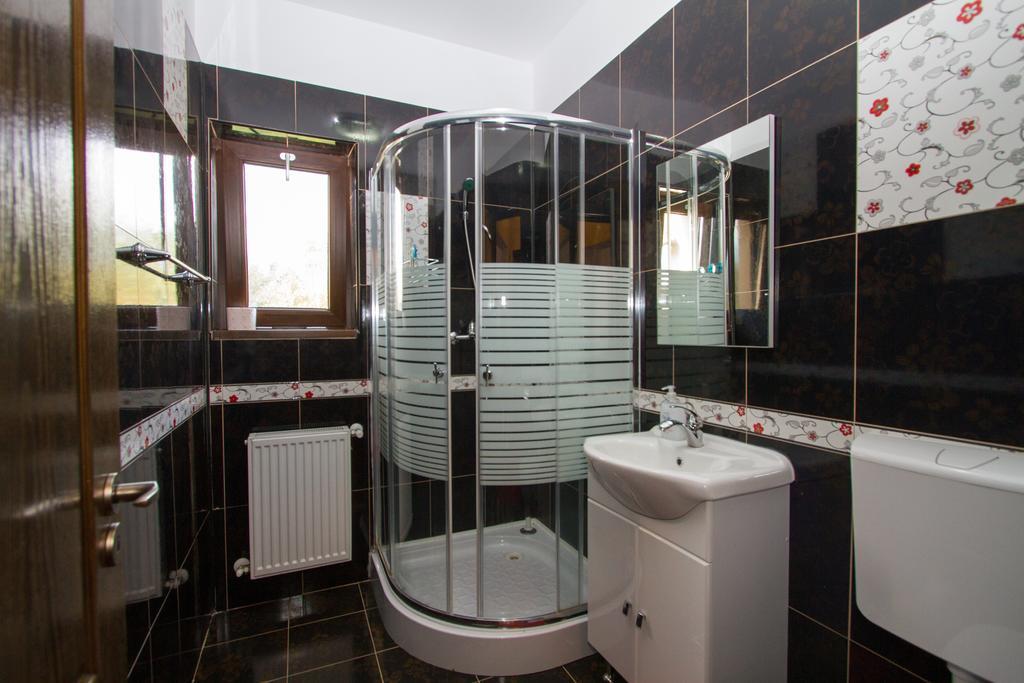 Hotel Pensiunea Royal Garden à Sîmbăta de Sus Extérieur photo
